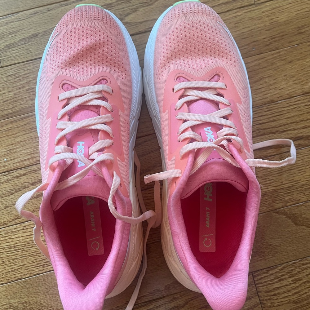 Hoka Arahi 7 - Coral